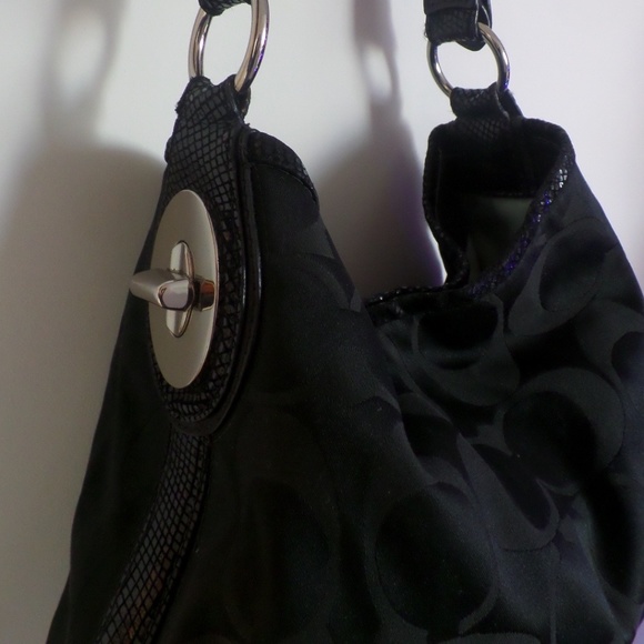 Elegant Black Coach Bag - Picture 2 of 3